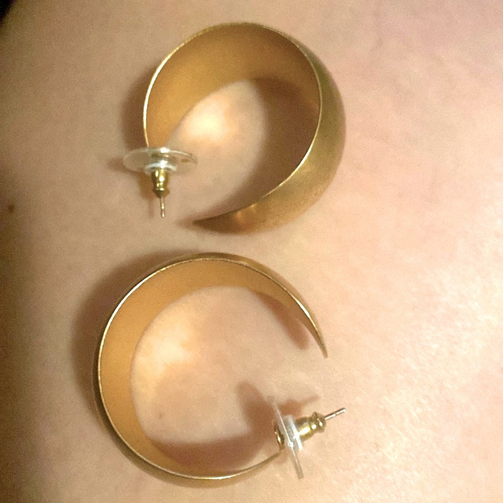 ❤️ Gold tone Hoop Earrings (OS)